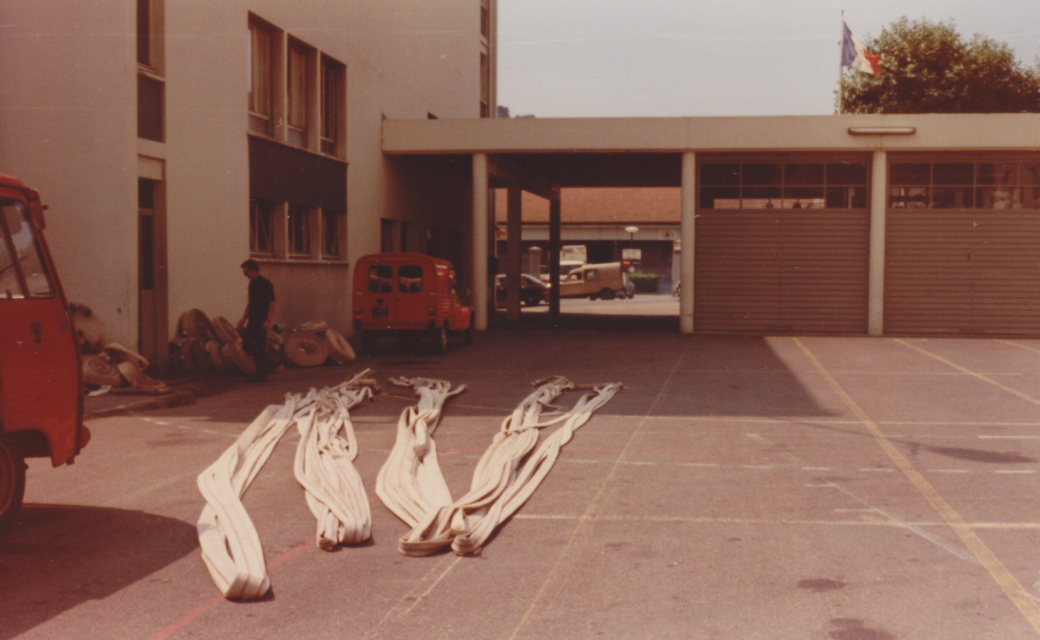 J-160 : les tuyaux nettoyés et secs sont retirés de la tour de séchage du CSP Besançon Canot, en attente d’être roulés en couronne. (années 1980, photo Patrick Girardin)
#PompiersBesançon500ans
#Histoire
#Besançon
#SDIS25