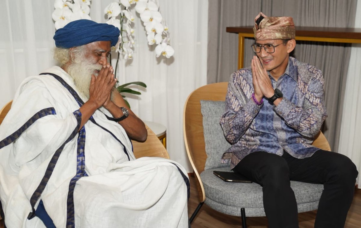 ishafoundation's tweet photo. Landing in Bali for Mystic Musings – a 10-day exploration of culture and spirituality in Southeast Asia – @SadhguruJV was warmly welcomed by Mr. Sandiaga Uno, Minister of Tourism and Creative Economy of the Republic of Indonesia along with his team, and Dr. Shashank Vikram, Consul General of India in Bali.
@sandiuno @shashankvik
@cgibali @Kemenparekraf