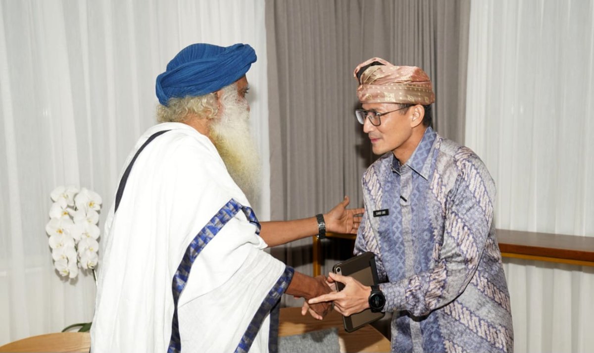 ishafoundation's tweet photo. Landing in Bali for Mystic Musings – a 10-day exploration of culture and spirituality in Southeast Asia – @SadhguruJV was warmly welcomed by Mr. Sandiaga Uno, Minister of Tourism and Creative Economy of the Republic of Indonesia along with his team, and Dr. Shashank Vikram, Consul General of India in Bali.
@sandiuno @shashankvik
@cgibali @Kemenparekraf