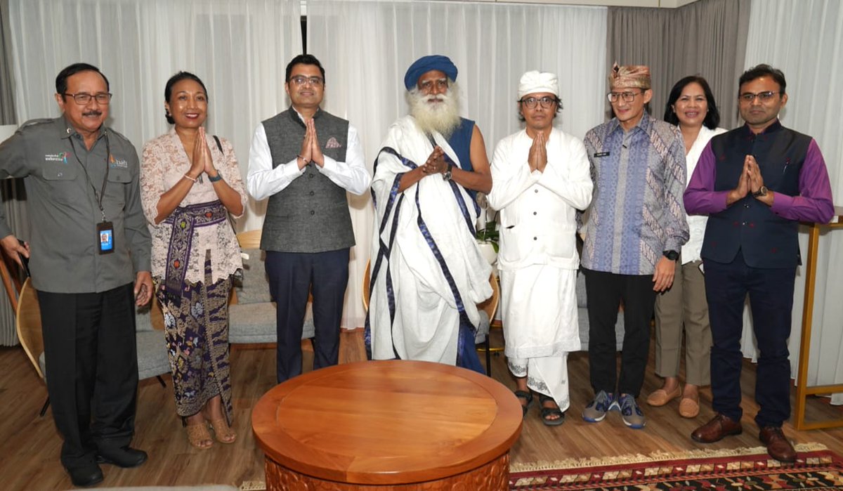 ishafoundation's tweet photo. Landing in Bali for Mystic Musings – a 10-day exploration of culture and spirituality in Southeast Asia – @SadhguruJV was warmly welcomed by Mr. Sandiaga Uno, Minister of Tourism and Creative Economy of the Republic of Indonesia along with his team, and Dr. Shashank Vikram, Consul General of India in Bali.
@sandiuno @shashankvik
@cgibali @Kemenparekraf