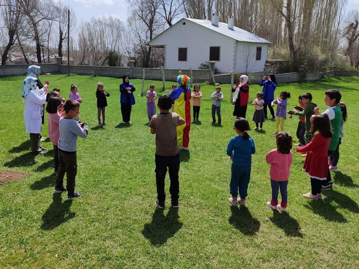 #Merkezimheryerde projesi kapsamında Bedel Köyü'ndeydik. ❤️🌸🤗

Bedel İlkokulu'ndaki çocuklarımızla bir araya gelerek dart, matrak, langırt, halat çekme, yüz boyama, sokak oyunları gibi etkinliklerle keyifli bir gün geçirdik. 🌸🥳🎯⚽️🥅🍀

#GönüllülükKulübü