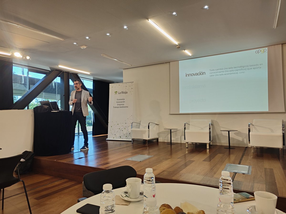 Nuestro presidente <a href="/juanm_dominguez/">Juanma Domínguez</a> haciendo la introducción de la #PS2024