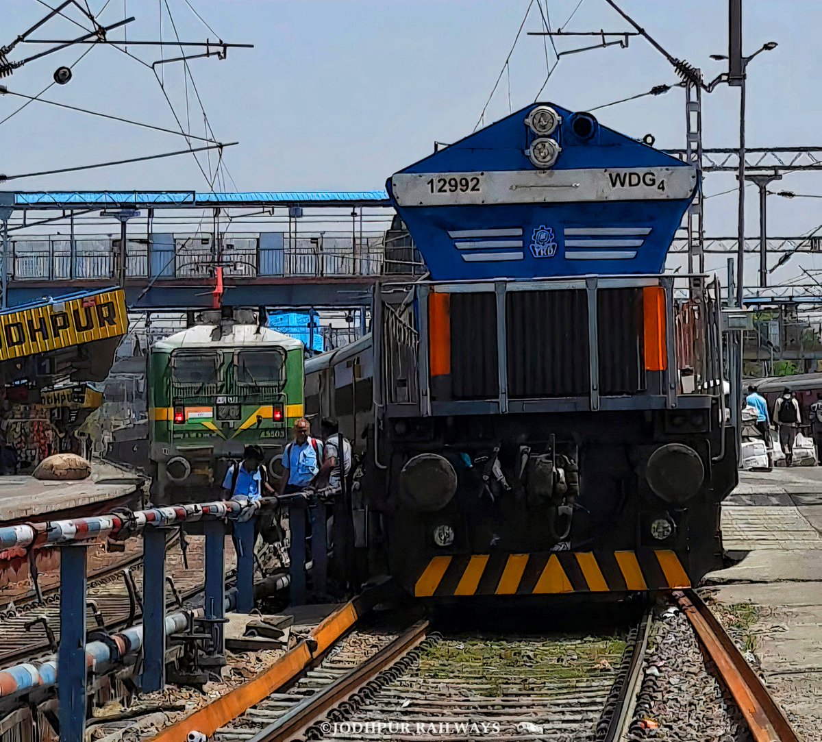 TKD's beautiful Locomotive 💙

12992 TKD WDG4 arrived Jodhpur with 20813 Puri Jodhpur Superfast Express !

#IndianRailways #IncredibleIndia