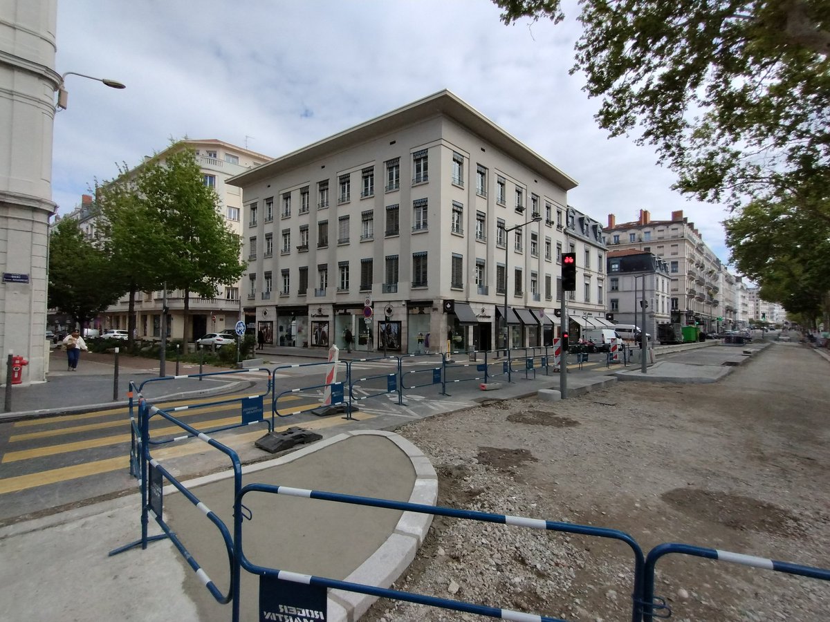 À vélo, je n'arrive pas à être en retard. Je prends toujours un peu de marge en pensant qu'il pourrait y avoir un aléa de parcours, mais ça n'arrive jamais. Je touche du bois. Pourtant je fais des efforts en m'arrêtant prendre des photos de beaux aménagements. Bon week-end 😘