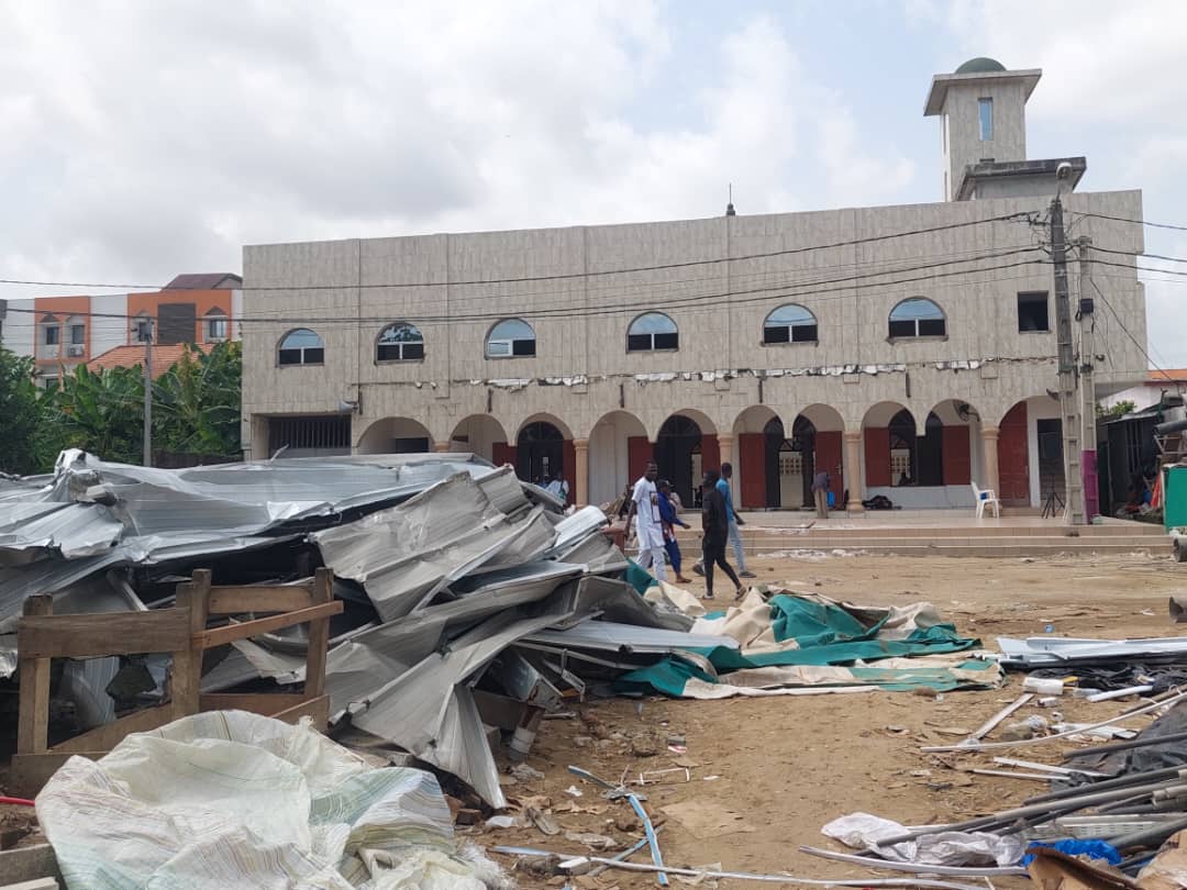 enquetemedia's tweet photo. #Abidjan-Démolition à Angré/@IbrahimaBacongo fait un poids, deux mesures.
Le gouverneur du @AbidjanAutonome rase des habitations , des commerces et epargne le groupe #Areel Groupe. https://t.co/iShIWmJzhz