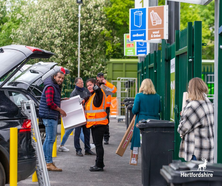 Please remember to check our website, queue cams and bin availability before visiting one of our Recycling Centres this weekend: orlo.uk/ih9sw
