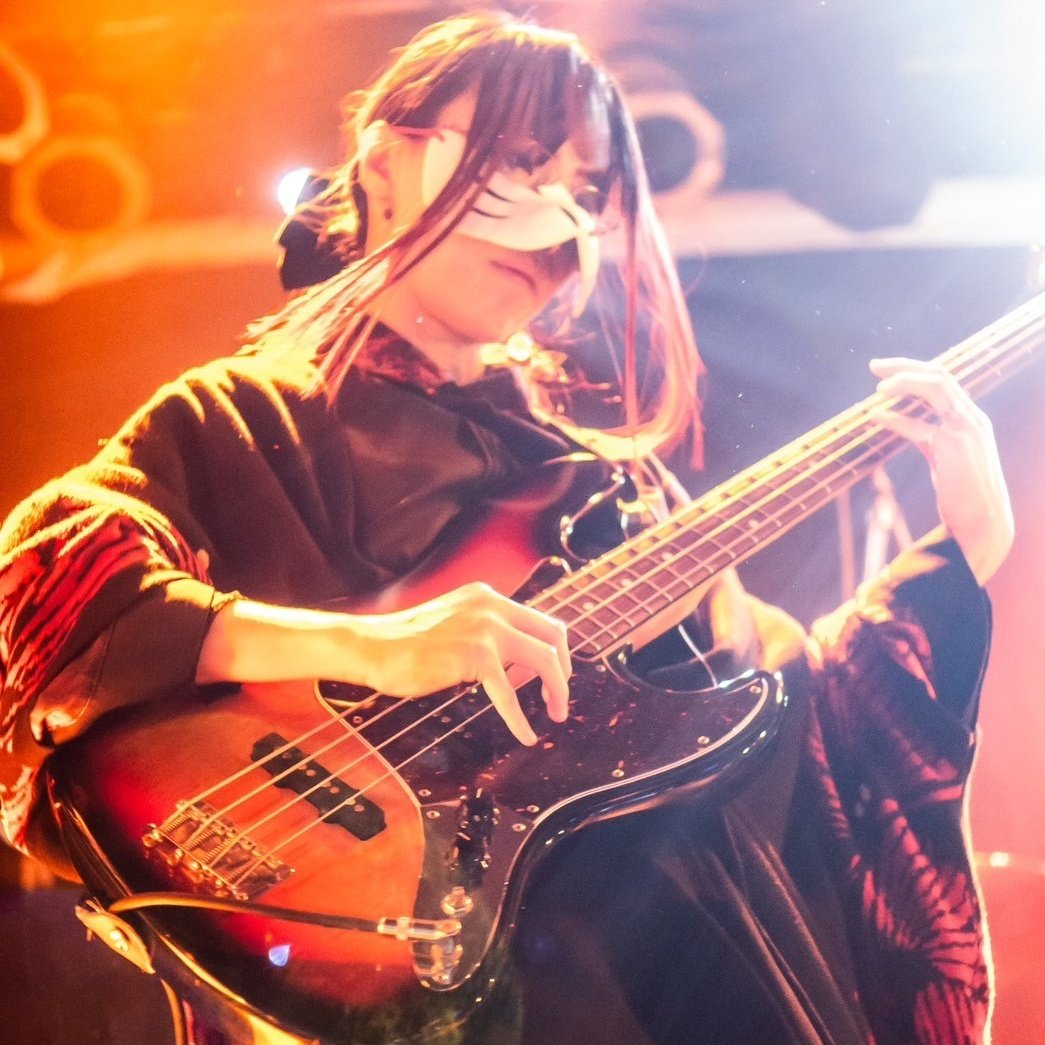 rairaibass_aoi's tweet photo. #新しいプロフィール画像

プロフィール画像を新しくしてみましたです✨❤(ӦｖӦ｡)
2月4日に菫連でライブ出演させていただいたときにとりしおさま(@torishio_1236)に撮っていただいた１枚でとてもお気に入りです✨🦊💕 https://t.co/SAYPKFh4Bj