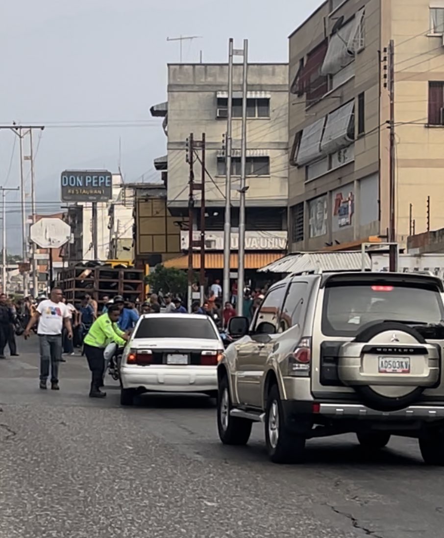 10:30am #Aragua #19abr ya abrieron el paso en la av. universidad de El Limón