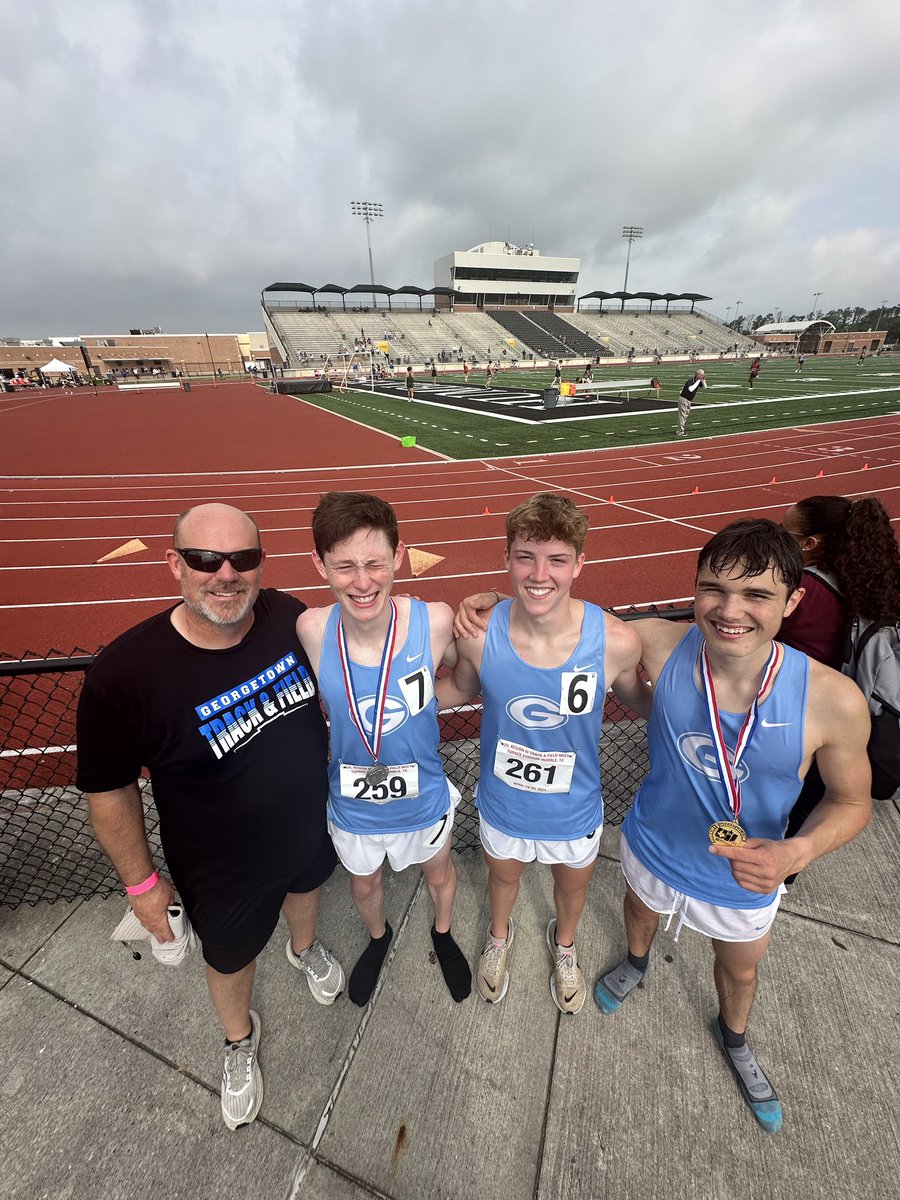 ****STATE QUALIFIERS****
1st, 2nd and 7th in the 3200 at the Regional Track Meet. #EFND #GTDNA @josephnwienen @NolanHouse05
