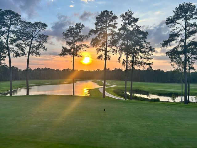 From Sunrise to Sunset... Highland Pines Golf Club is the place to be 😎🍹 Highlands Sports Bar & Grill has all the drinks you could want for a good time! 🍻 #highlandslife #highlandpines #golf #golftexas #golflife #golfcourse #houstongolf #lazerzoysia