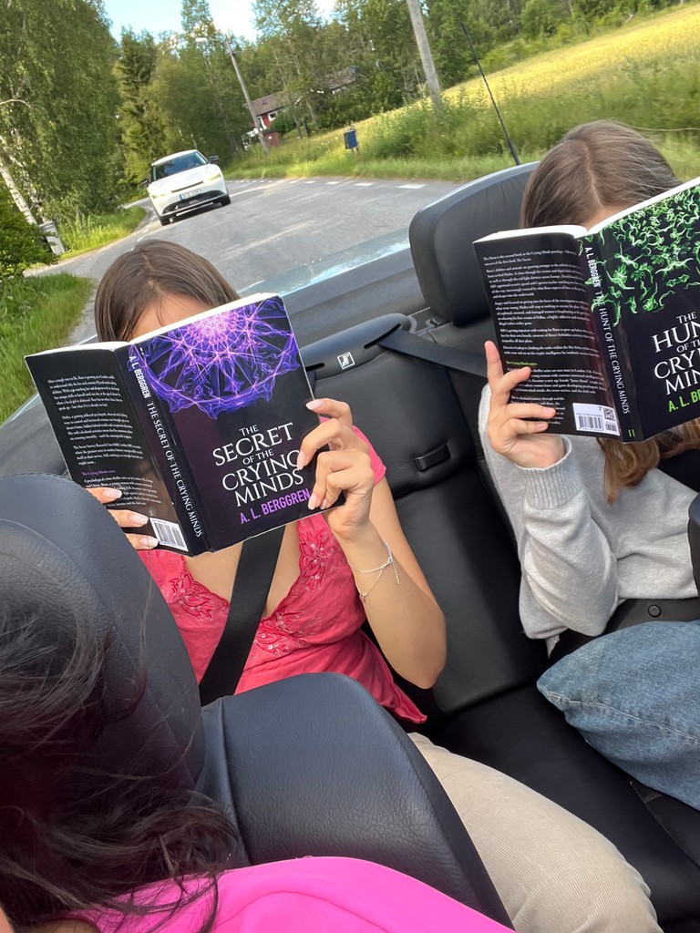 #readerspic of the day 🚗 📖 📕 

#alberggren #thecryingminds #psychologicalthriller #reader #booklover  #bookclub #booksbooksbooks #reading #read #book #bookworm #booklovers #bookaddict #bookcommunity