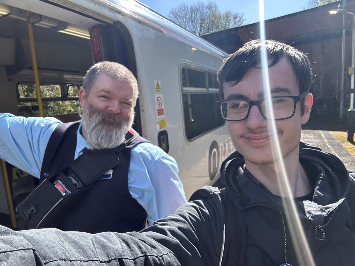 Bit of 769 bashing today in the sun Also nice to bump into @Guard_Amos and it totally wasn’t planned 👀 Please ignore the horrid sunbeam ruining our selfie ☀️ #Railways #Northern #Lancashire