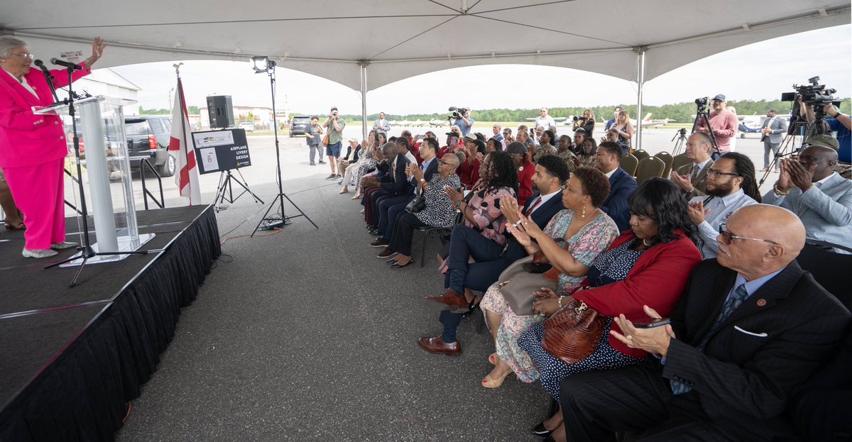 How can we better inspire the next generation of pilots? By having them look up and witness planes soaring across our skies.

Earlier this week, I was proud to announce @FlyWithLIFT’s arrival to our state. 

There’s a pilot shortage — and Alabama is going to fix that. #alpolitics