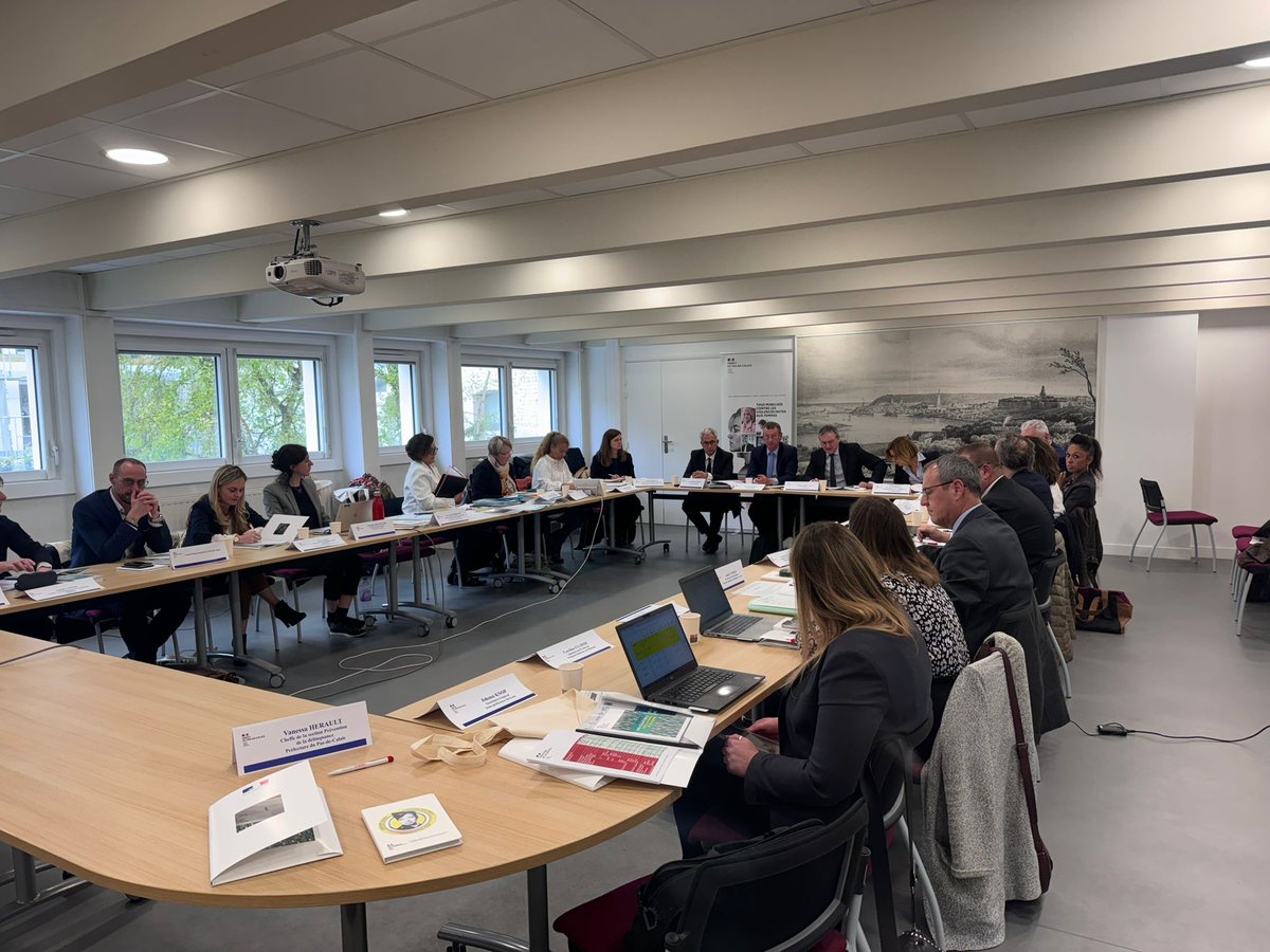 Prefet62's tweet image. Ce mercredi 17 avril, le Comité Local d'Aide Aux Victimes (#CLAV) s'est réuni à la préfecture du #PasDeCalais sous la co-présidence de Jacques Billant, @Prefet62, de @CarolineMatrat, conseillère départementale et de Fédéric Fèvre, procureur général de la cour d'appel de #Douai.