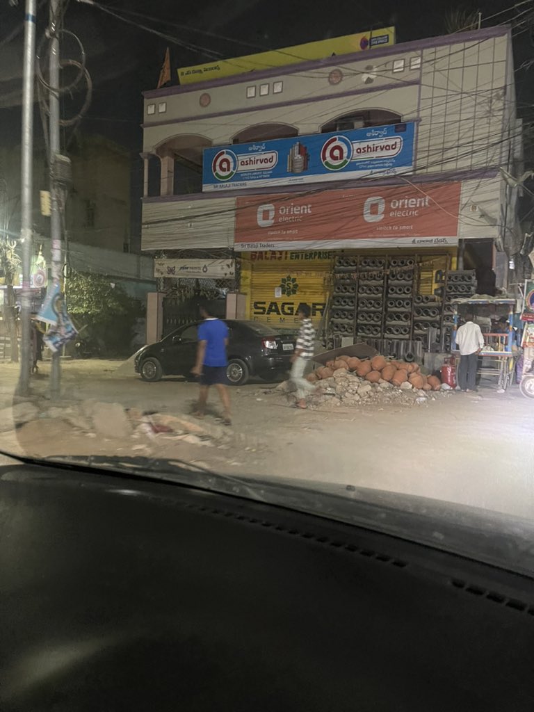 avinashfcb's tweet photo. @GHMCOnline @CommissionrGHMC viveknagar, ramanthapur, 500013
Please try to clean this area ASAP because it has been to long and people are suffering with sand dust on road https://t.co/clHBZI5m5U