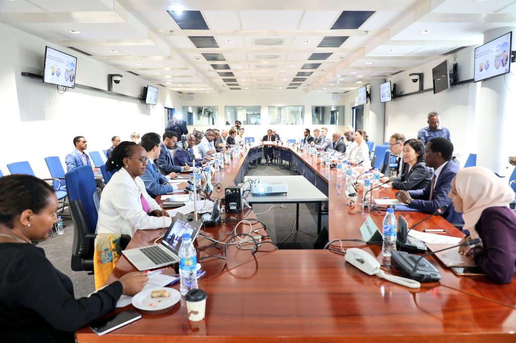 As part of Int'l #MineAwareness Day commemoration, @_AfricanUnion& @ICRC_AfricUnion held a meeting of contaminated AU Member States that are parties to the Convention on Prohibition of the Use, Stockpiling, Production& Transfer of Anti-Personnel Mines& their Destruction, 19Apr24.