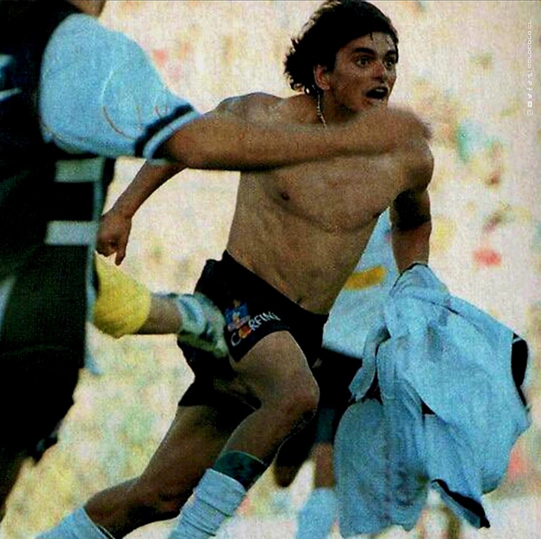 murcirojas_17's tweet photo. Feliz aniversario @ColoColo 99años de vida y gloria. Felicidades 🎂 🤟🤟💪⚽️🇨🇱 https://t.co/R5EfvRTqUk