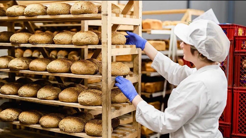 Les ventes au détail de produits alimentaires emballés au Canada ont totalisé 77,6 milliards $ en 2023. Les principales catégories : produits de boulangerie, repas et soupes, et collations salées. Pour en savoir plus de @AAC_Canada : agriculture.canada.ca/fr/commerce-in… #Agroalimentaire