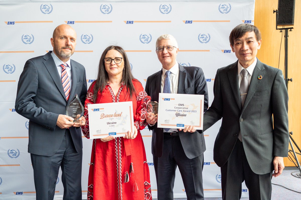 UPU_UN's tweet photo. Kudos to the winners of the UPU #EMS awards 2023👏

EMS performance award winners:

🥇Oman🇴🇲
🥈UAE🇦🇪
🥉Qatar🇶🇦Ukraine🇺🇦

EMS customer care award winners:🇦🇪🇴🇲🇵🇬🇦🇿🇶🇦🇧🇯🇸🇦🇪🇬🇲🇴🇲🇬🇻🇳🇯🇴🇧🇩🇩🇿🇬🇭🇧🇭🇧🇳🇲🇦🇰🇭🇺🇦🇲🇺🇧🇹🇸🇬🇲🇰🇹🇬🇮🇩🇲🇾🇪🇹

More about #ExpressMail Service: https://t.co/RXgNquLcJ7 https://t.co/feY7DKDyif