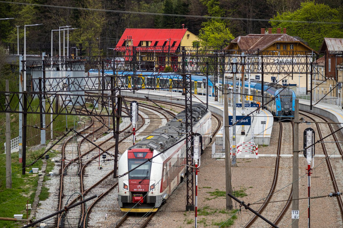 MiraOpavak's tweet photo. 🚈 Setkání jednotky ř. 661 dopravce @ZSSK_official a jednotky 22WEd (Elf 2) dopravce @KolejeSlaskie ve stanici Zwardoń 🇵🇱.
📆 14. 4. 2024
#vlak #vlaky #zeleznice #Zvardon #nadrazi #stanice #zeleznicnistanice #kolejeśląskie #zssk #zeleznicnaspolocnostslovensko
1⃣/2⃣ https://t.co/MP0dSi2VWJ