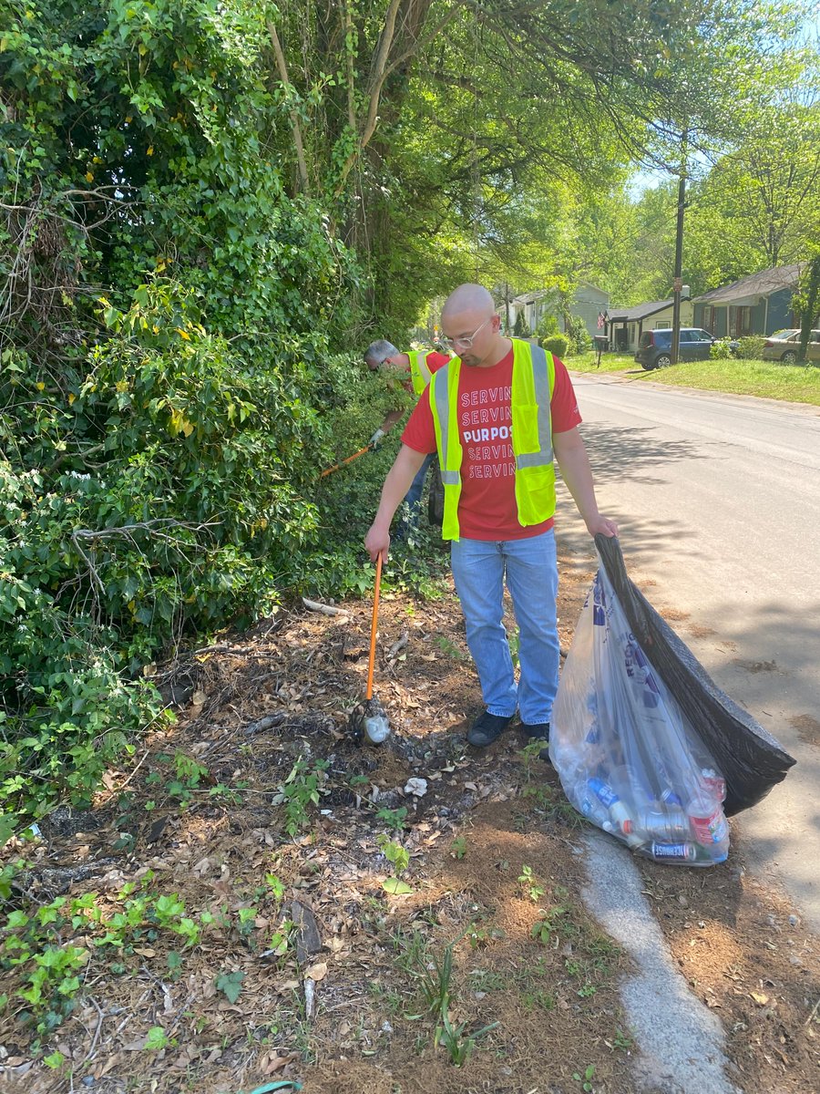 As a part of #EarthMonth and our April Serve-a-thon, Coca-Cola Consolidated Teammates participated in the 'Clean the Queen' event in Charlotte, NC. Thank you to these Teammates! 🙌🌎 #EarthMonth #CocaColaConsolidated #ServeOthers #CleanTheQueen
