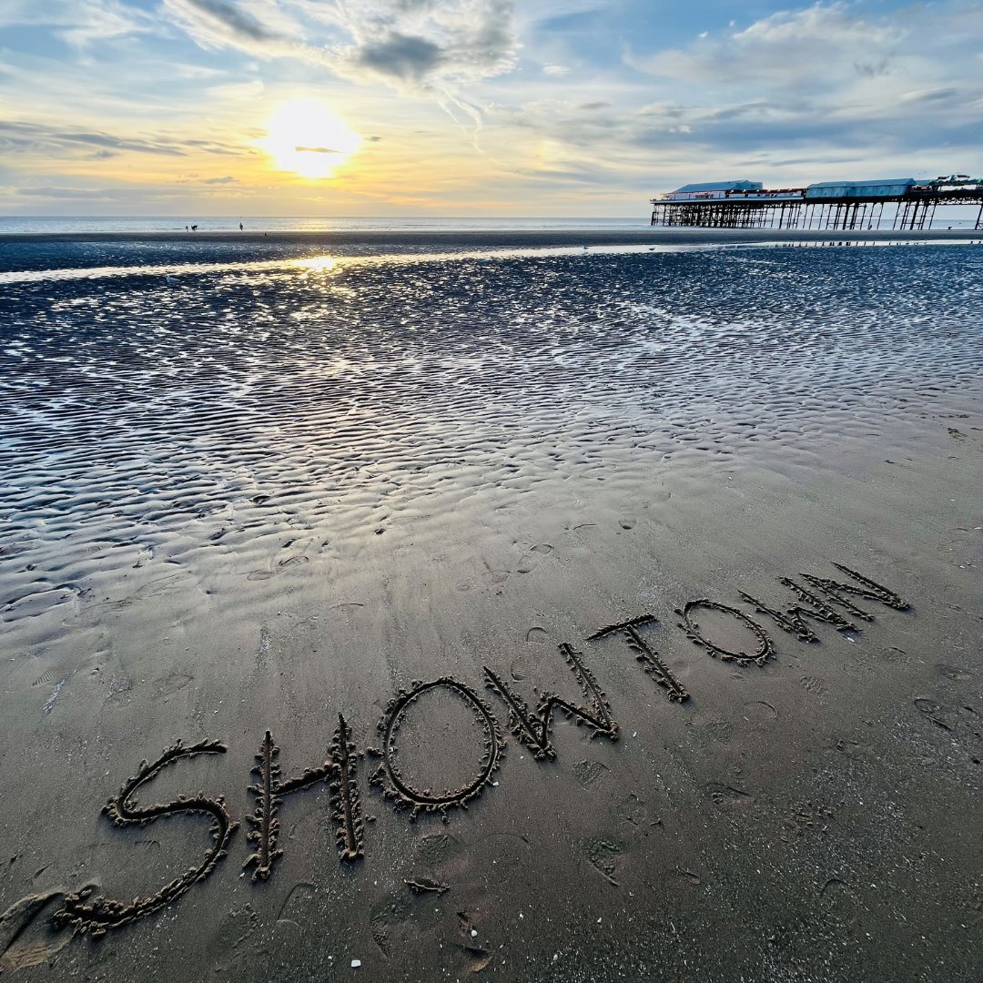 ☀️ Gone to the beach! We couldn’t resist writing our name in the sand and enjoying time beside the seaside…with stunning views of central pier, the sea air and all the excitement of the summer season at #Showtown there’s lots to look forward to over the next few months 🍦