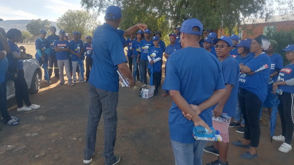 DA_NCape's tweet photo. 🗳️If the Northern Cape wants a government that delivers, its people must vote on 29 May.

A blue wave moved through #Petrusville today, as the DA continues to present our plan to rescue the Northern Cape, to communities.

#RescueSA #VoteDA
#MakingtheNCblue https://t.co/jnXmKAXIJP