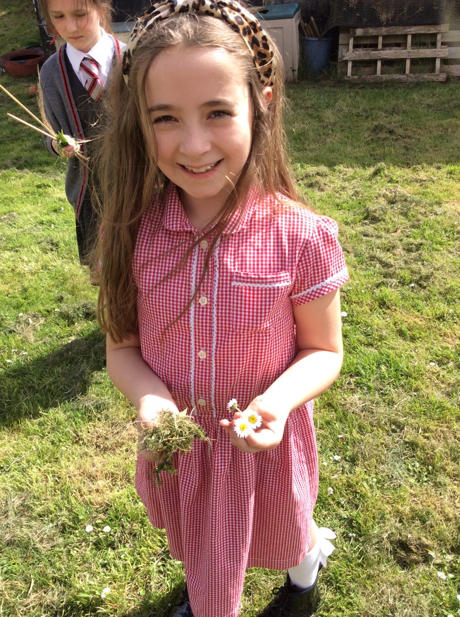 wooltonprimary's tweet image. 4B enjoyed searching for natural materials around the school grounds to create a collage in their art books! #WPSArt #WPSCreativity 👏😊