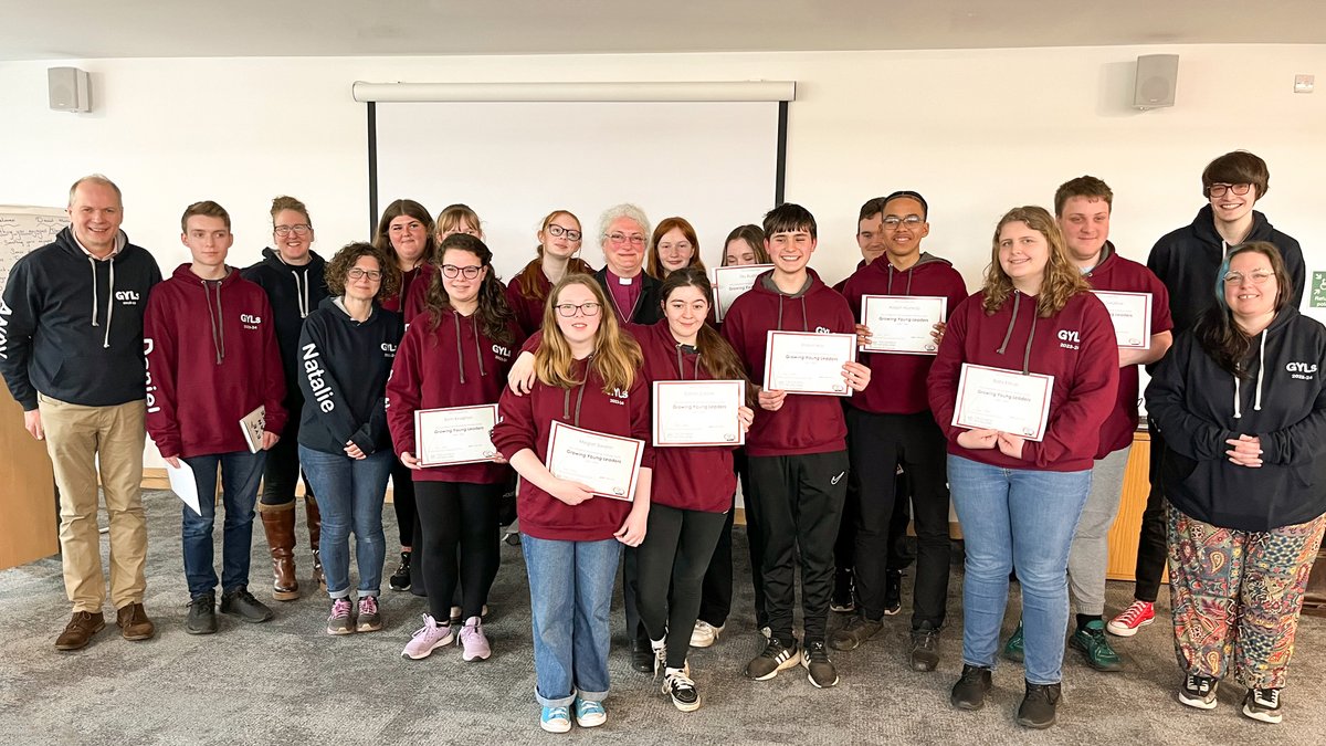 Congratulations to all our young people who have completed the Growing Young Leaders course, presented with certificates by @Bishopofjarrow last week. Read more 👉 bit.ly/3UkD1lD