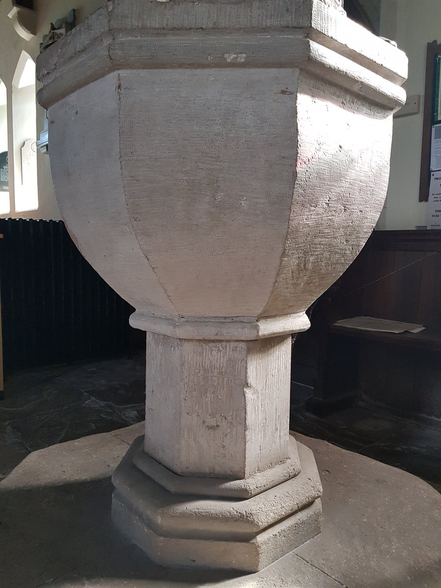 A closeup of the C17 #StMichaelWilsford font. It is very cleanly cut. Look at the arris. The limestone carries striations which may simply be the tooling but equally could be decorative. Horizontal except for the square moulding around the rim which is vertical. #FontsOnFriday