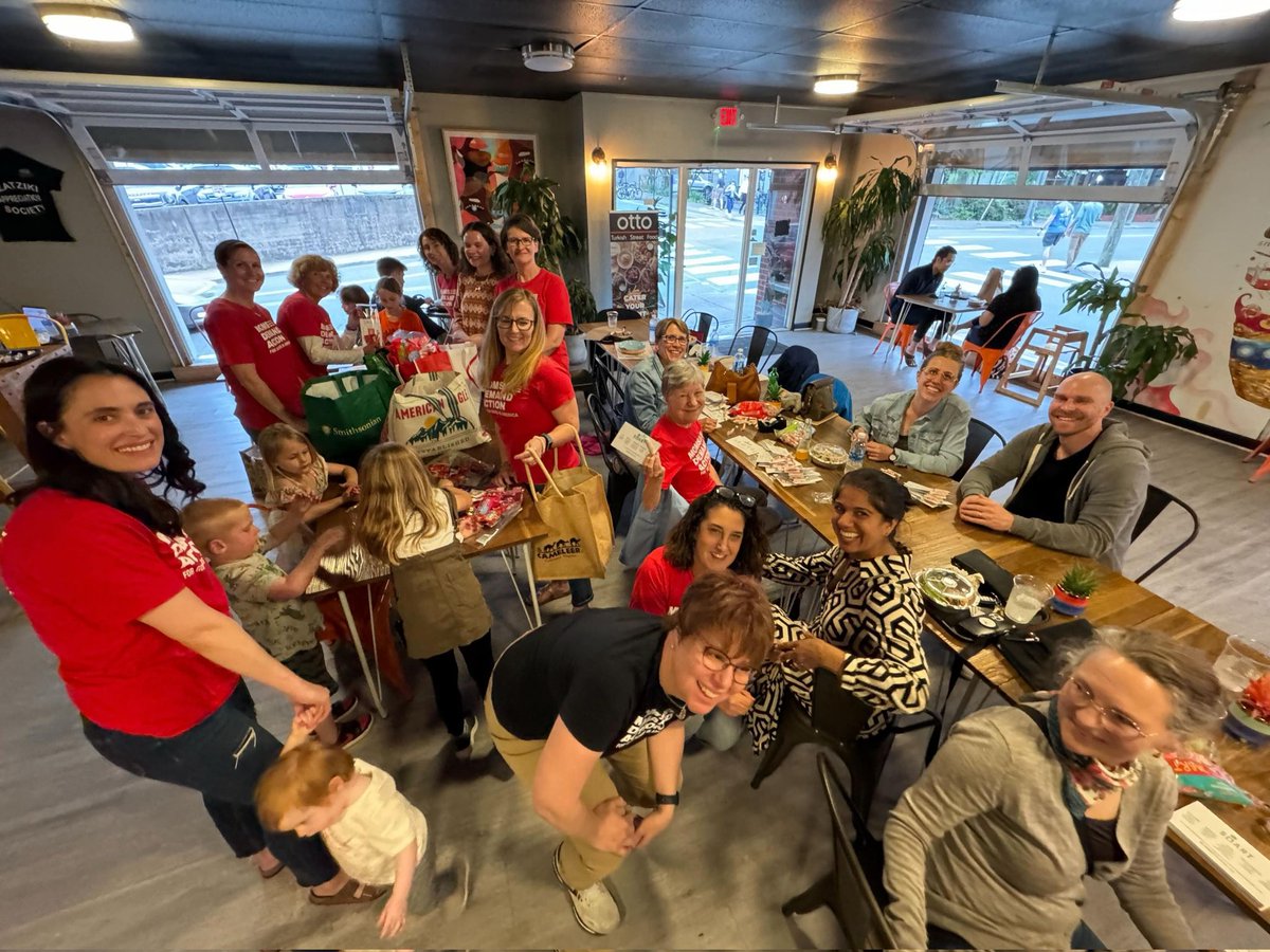 Thank you to all of our #Charlottesville @MomsDemand volunteers who came together to bundle goody bags for the Dogwood Parade. See you there!