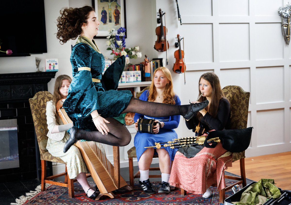 myirishbooks's tweet image. We’re thrilled to share our latest release Mo Chuid Rincí Gaelacha (My Irish Dances) which features 6 Irish dances such as the reel, jig and slide being played by the wonderful Irish band, @SultCeol. 

This latest edition has been written by Emer Ní Scolaí and illustrations by…