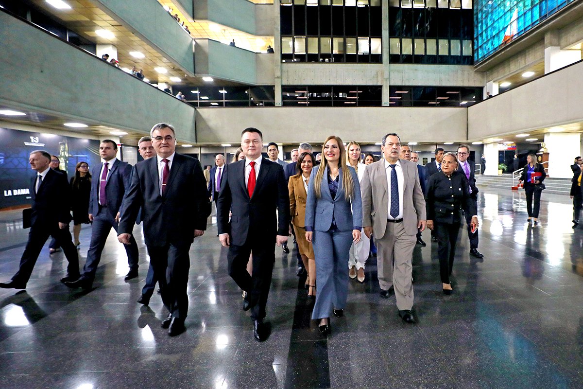 🛑 En su visita a Venezuela El Fiscal Igor Krasnov 🇷🇺 estuvo acompañado por la Magistrada @BeatrizRabg y el embajador de la Federación de Rusia en Venezuela, Sergey Mélik-Bagdasarov, y expresó su complacencia por el cordial y fructífero encuentro de trabajo. #GloriaAlBravoPueblo