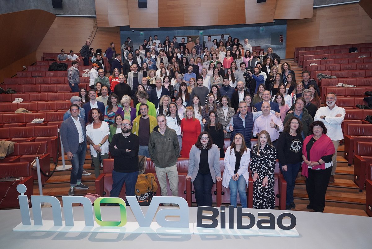 La foto seria y la no tan seria, muchos/as amigos/as de Innova Bilbao que vienen por primera vez y otros/as fieles desde la primera edición. #innobi24