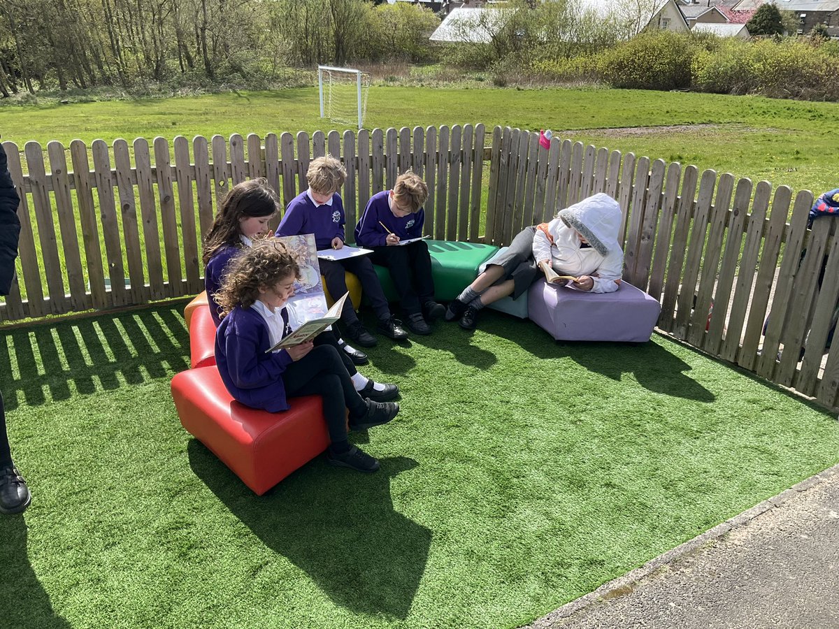 Enjoying our first day on our brand new reading and relaxation area ! 📚☀️