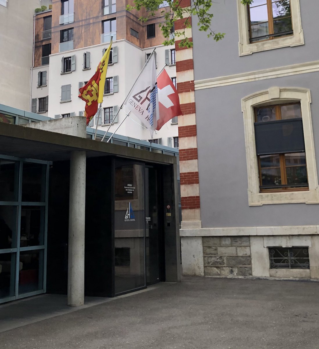 TGAS_Science's tweet image. Minibus, plane and train. Sixth form students have arrived in Geneva 🇨🇭 for their visit to @CERN tomorrow #teamTG 🟩🟨