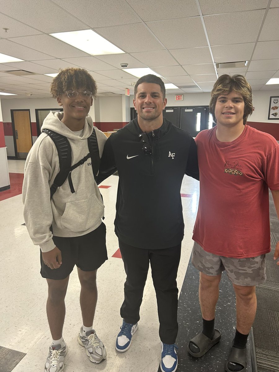 Thank you @CoachLamAF for coming to the school and have a great conversation with me and @charboneau_kale!! @coachcondict