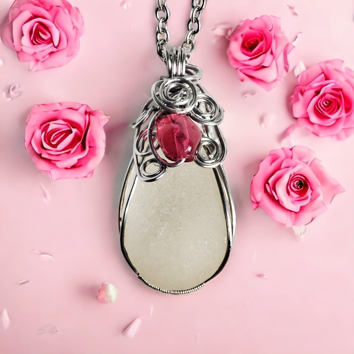 Beautiful Seaglass rose pendant ♥️
X♥️#craftmakersuk #TheCraftersUk #getthatgift #SmartSocial #HandmadeHour #UKGiftAM #handmadeinbritain #BizBubble #networkwiththrive #UKGiftHour #bizhour #Craftsuk #craftbizparty #etsyfinds #necklaces