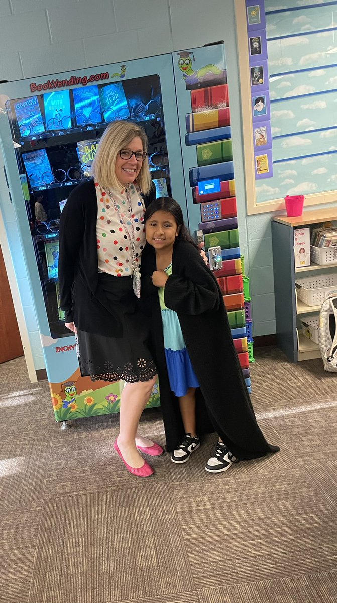 Dress like a teacher that believes in you day… I have some twins that made my heart melt (notice the cardigans haha) .These girls are so special. @BrookeHaleSPE @collierschools @spehawksnaples @ccpsmediacentrs  #mediacenters
#ccpsproud #readersareleaders #spemediafun
