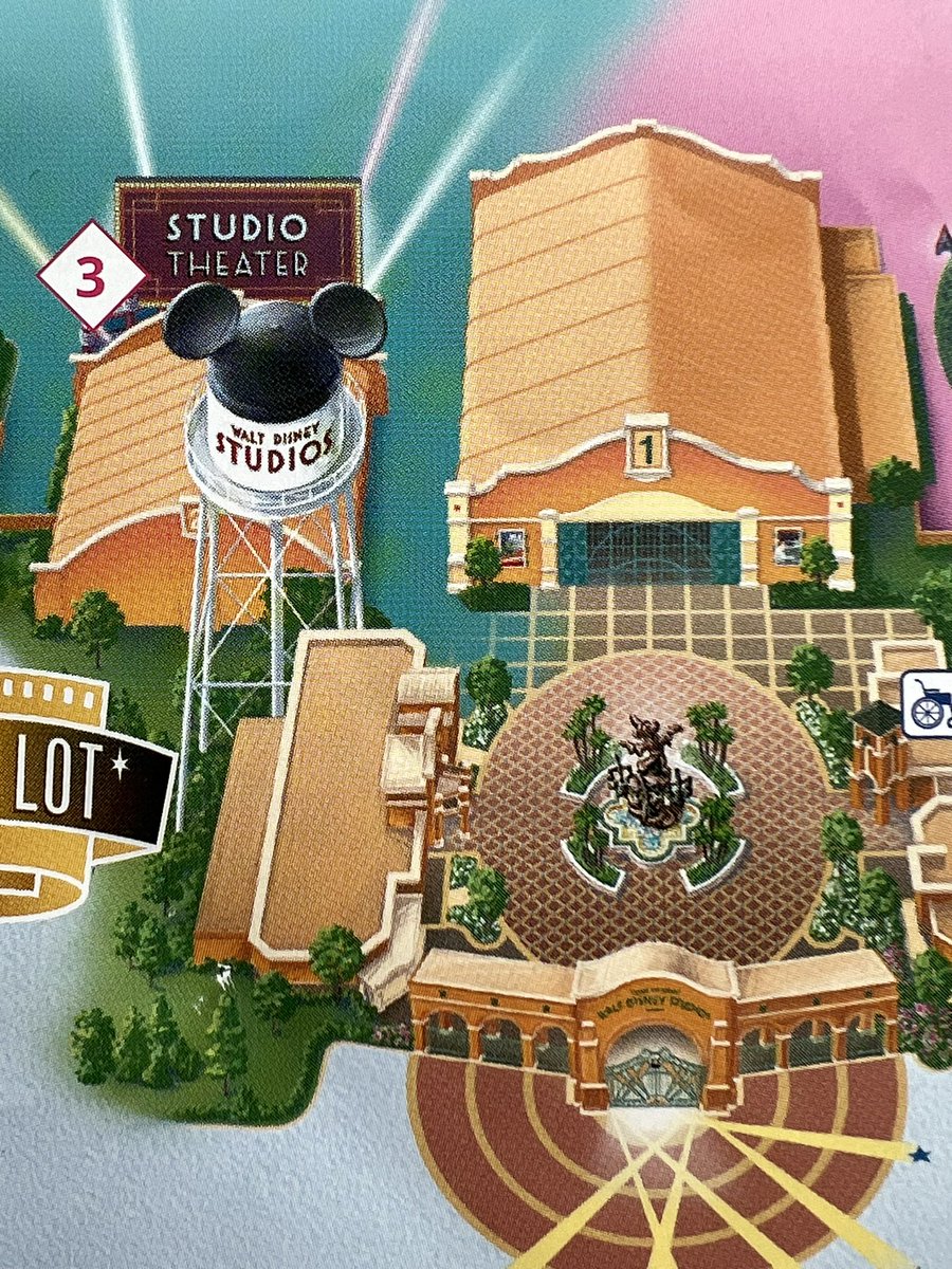 ✨ Autre détail différent sur le nouveau plan : le chemin situé à gauche de Studio 1 (en travaux 🚧) qu’emprunteront prochainement les Guests ✨ #disneylandparis