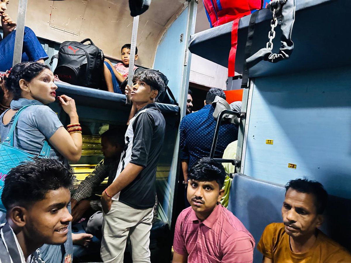 srthk0111's tweet photo. @IRCTCofficial @IndianRailMedia @RailwayNorthern  
Please kindly look into it 
Too much crowded in reservation 
Pnr - 2860548019

04652/ASR JYG SPL https://t.co/q8r2wHEnUs