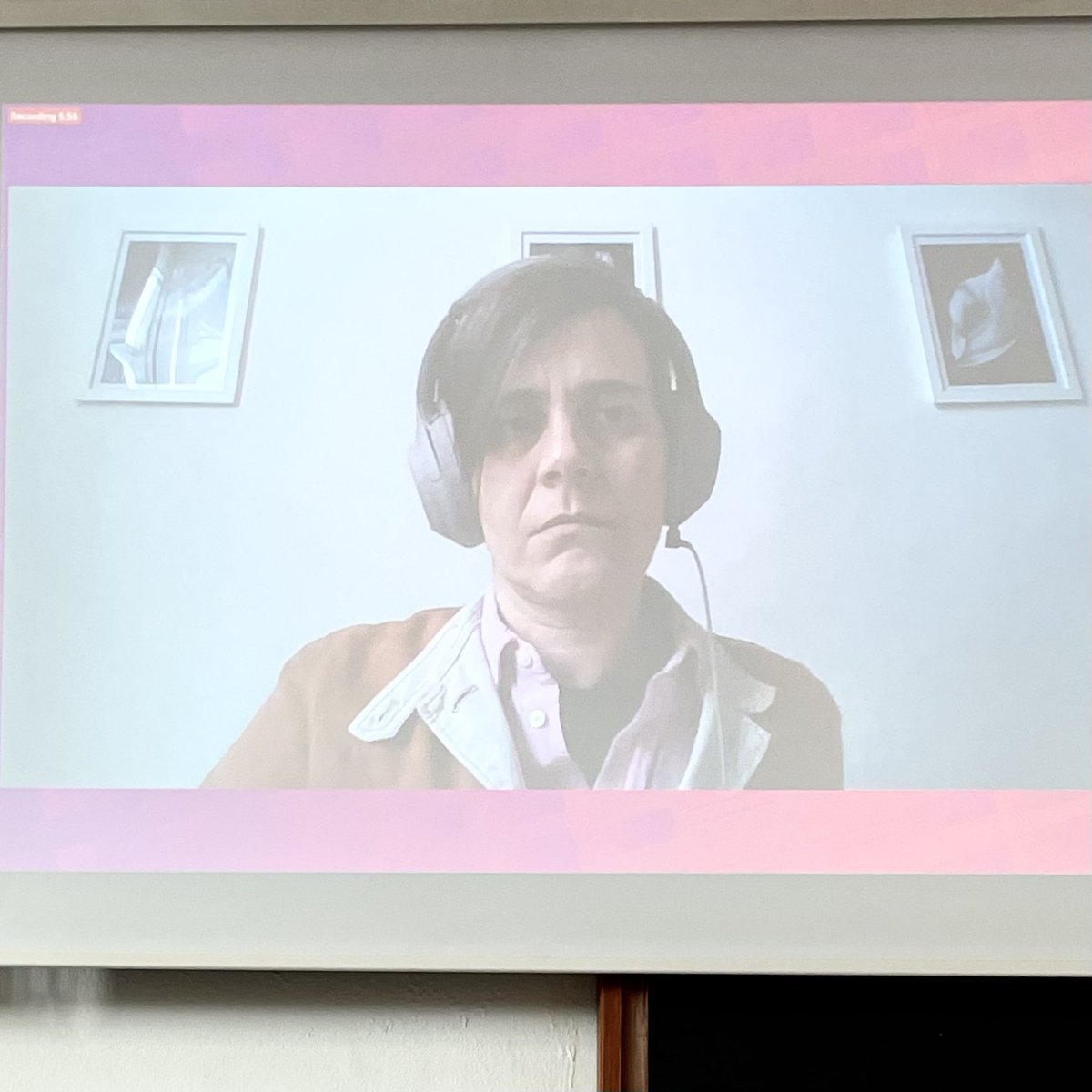 BiennaleTech's tweet image. “Il problema principale dell’intelligenza artificiale generativa è la banalità dei contenuti data dal fatto che riproduce un pensiero medio basato su argomentazioni che trova online.”
Claudia Biancotti
#BiennaleTech