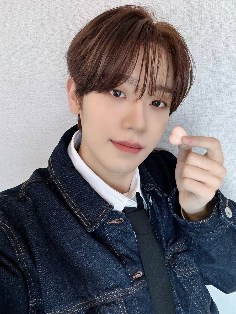 by_EPEX's tweet photo. [#금동현]

초콜릿 먹을 사람~ 🩷

#EPEX #이펙스 #KEUM #금동현 #クムドンヒョン #금동이 #제니스내거 https://t.co/mW3PUYJ22r