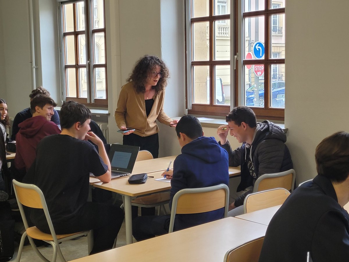 IbtissamOuadi's tweet photo. #Cordées Les élèves préparent le concours d'éloquence avec nos étudiants ds une atmosphère joyeuse et détendue avant les vacances ! Merci @GDLT_Metz @LPOJullyStAvold @metra @LauricellaMeli1 @RLaganier @AnnePadier @HuartJean @mljeannin  @daac_nancy_metz @ceciletantin @EacSeylat https://t.co/r5Gl038ERu