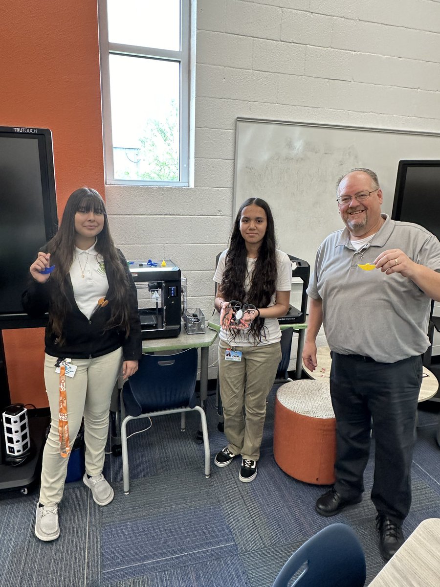 Students @STAGinPG are off to competition with their drone team! With the help of @DISD_Libraries librarian (and drone coach) Michael Douthit, they designed and 3D printed key chains to pass out to fellow competitors as well wishes! These @dallasschools students are not only…