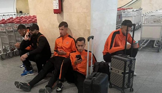 MoroccoSarah1's tweet photo. السلطات الجزائرية تحتجز في هذه اللحظات  فريق نهضة بركان و تمنعه لحدود اللحظة من دخول التراب الجزائري بسبب الأقمصة التي يلعب بها الفريق و التي تحمل خري��ة المغرب كاملة.🇲🇦
الخريطة لم تمس شبر من خريطة الجزائر فلماذا هذا التصرف من السلطات؟!  
أمر غريب https://t.co/RDtfXooVYw