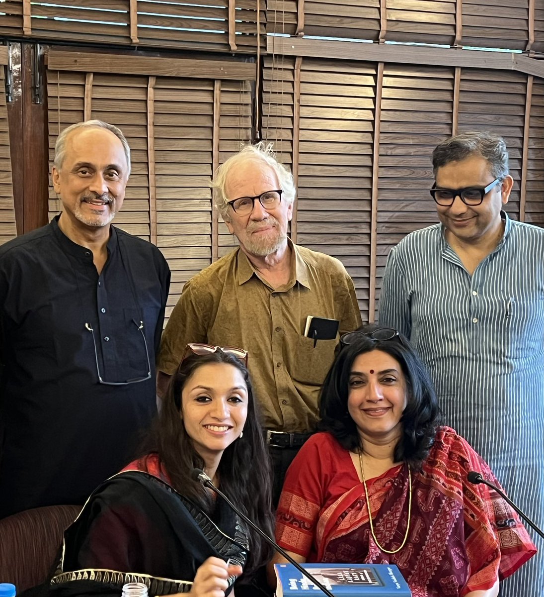 Wonderful engagement on the book’s themes & arguments at @csdsdelhi. And end of event photos with Ananya Vajpeyi, Philip Oldenburg, @Ahmed1Hilal, and Gautam Menon!