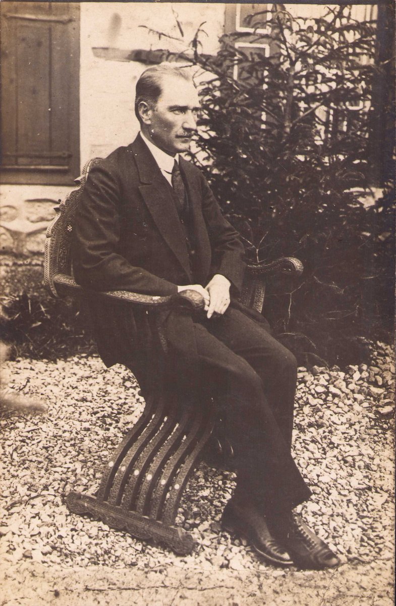 TBMM Başkanı Mustafa Kemal Paşa, Çankaya Köşkü bahçesinde. (1921)