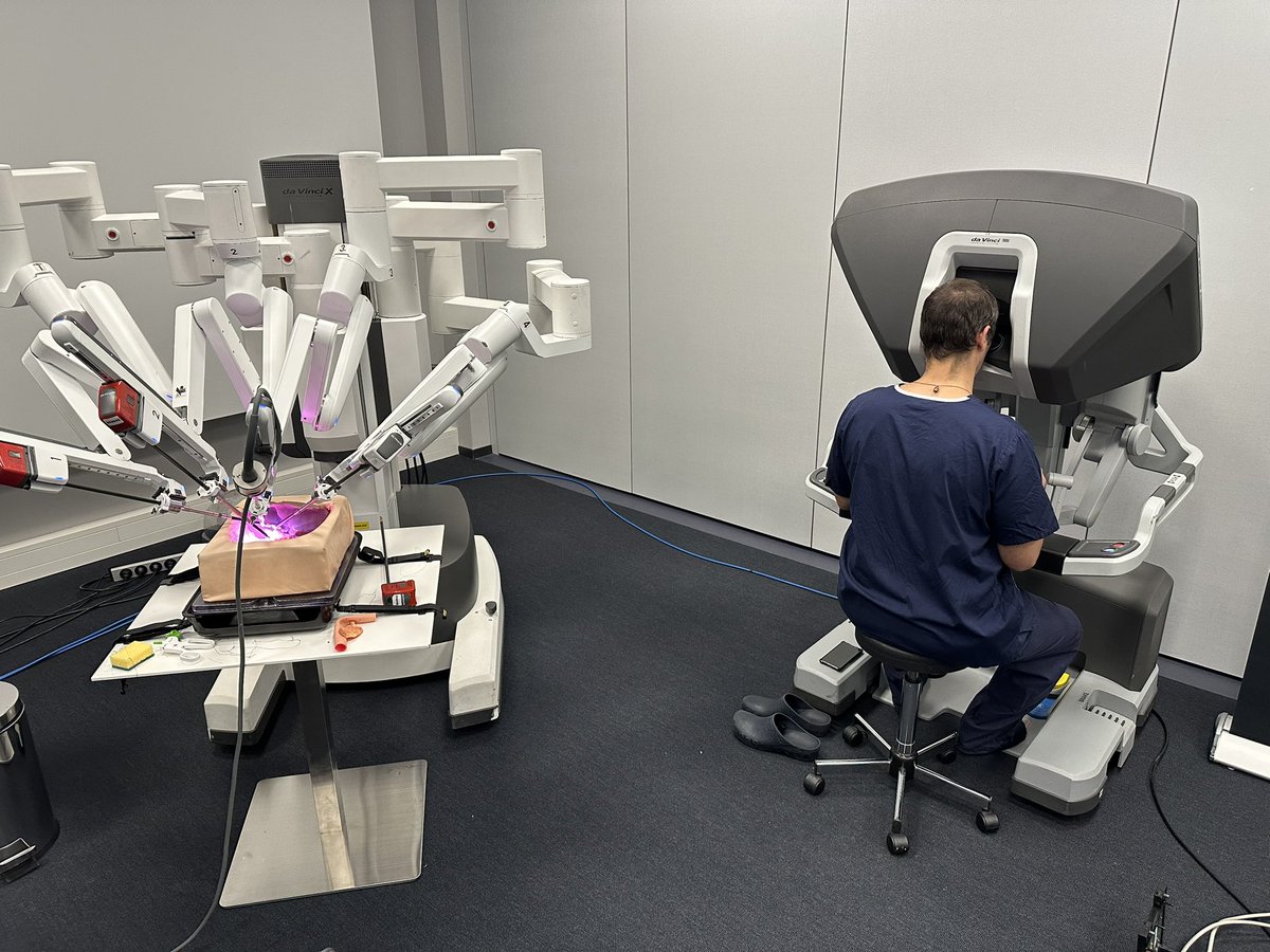 🙌 Hands-on day @Amsterdam Skills Centre of the 6th @e_mips MIS #Pancreatic #Surgery #Course ✅ 2 🤖 Robotic Whipple stations ✅ 3 🤖 Robotic simulators ➡️First 🏆 to Santiago Sanchez Cabús 🇪🇸 ✅ 1 🤖 Robotic pancreatico-jej biotissue ✅ 4 laparoscopic distal pancr stations ✅ 4…