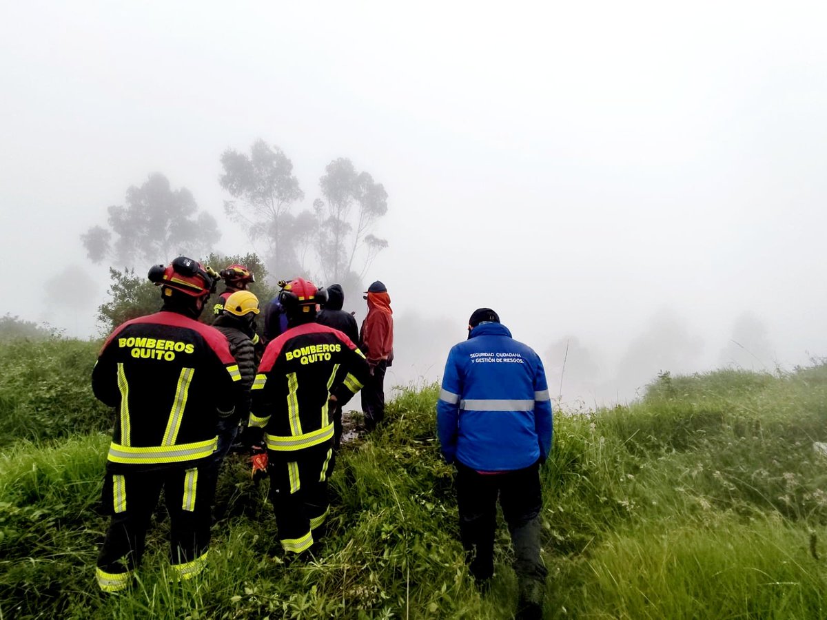 🪨 #EmergenciasUIO | Esta mañana se registró un deslizamiento de tierra en el sector de Santa Teresita del Valle de los Chillos. 👨🏻‍🚒 Evacuamos a una familia que resultó afectada y coordinamos operaciones con @coequito. 📞 En caso de emergencia llama al 9-1-1. #BomberosQuito
